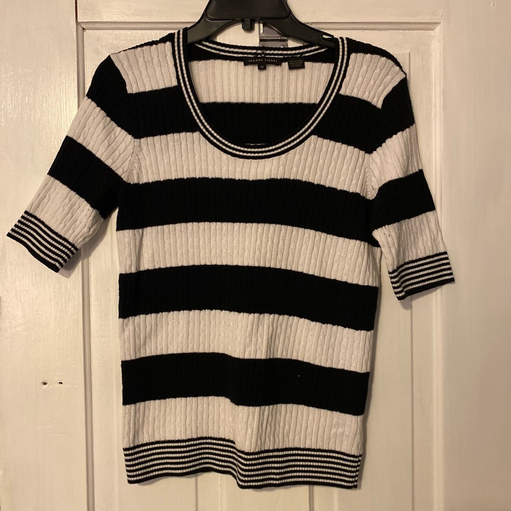 Short sleeved sweater top